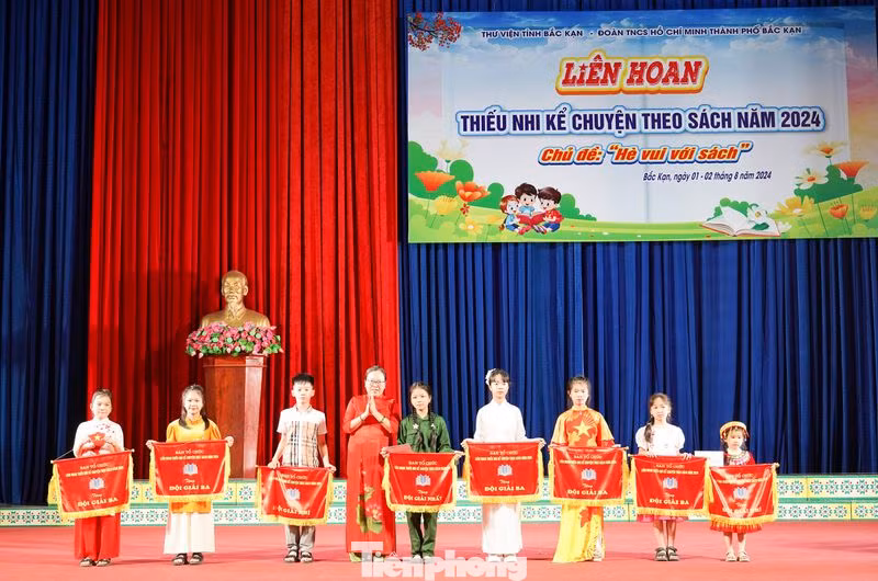 Trao giải cho các đội thi có thành tích cao. Ảnh: M.L