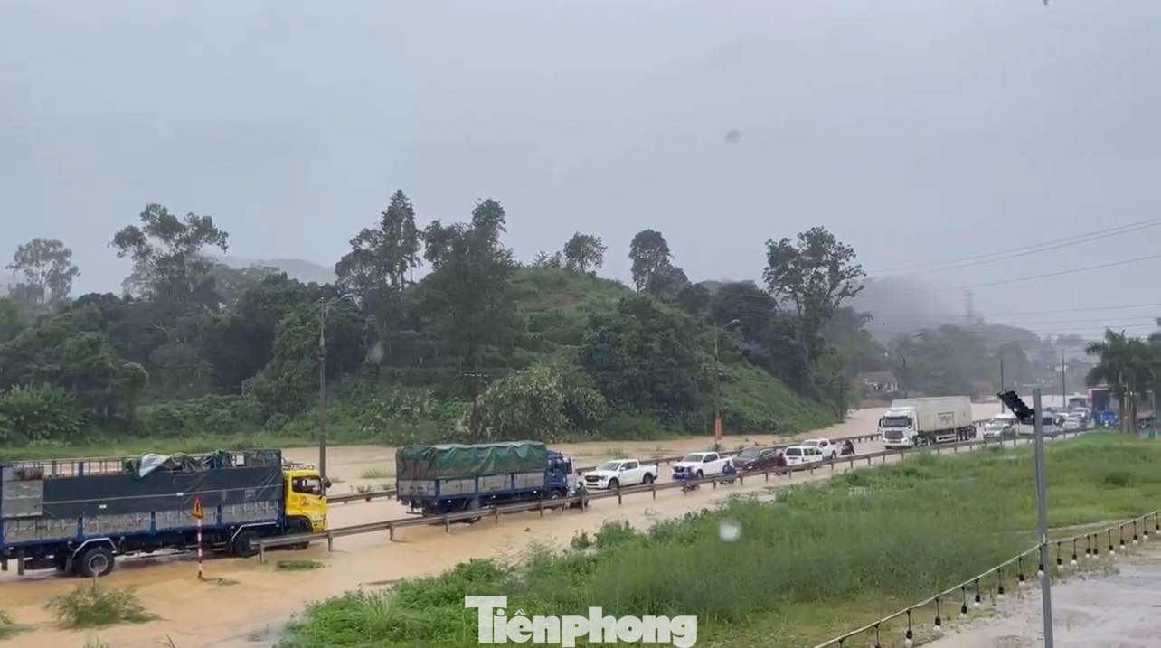Đoàn xe chở hàng xuất khẩu trên quốc lộ 1A lên cửa khẩu Hữu Nghị, Tân Thanh bị đình trệ do mưa lũ.