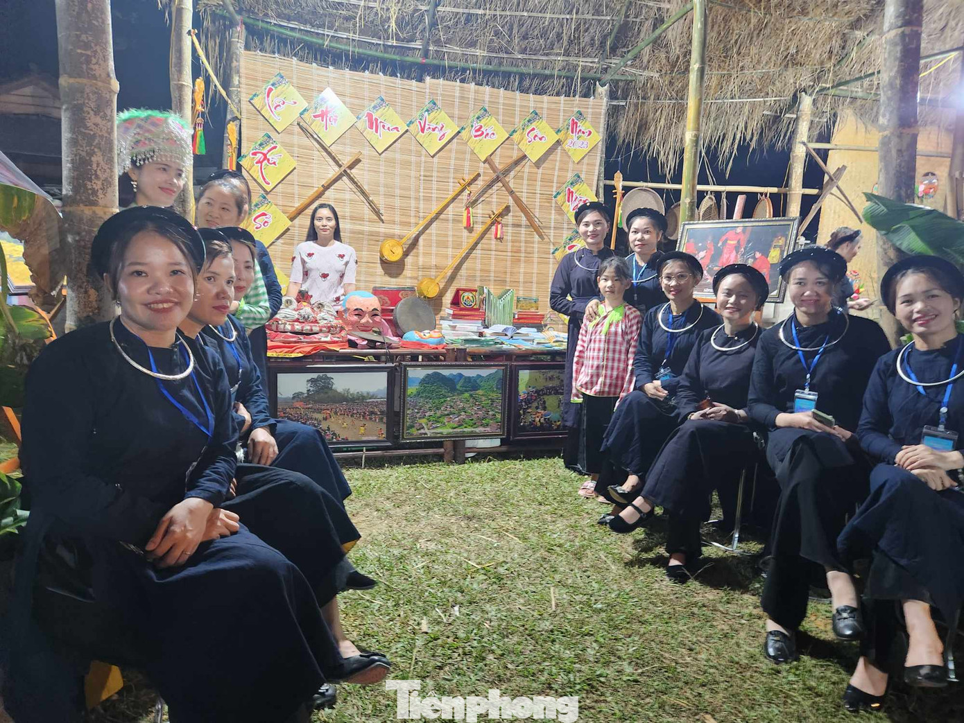 Phụ nữ người Tày Bắc Sơn đến với phiên chợ xưa. Ảnh: Duy Chiến