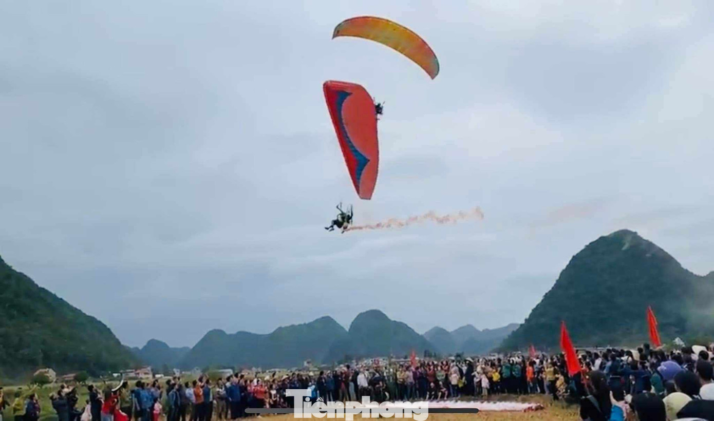 Trải nghiệm dù lượn trên cao ngắm "mùa vàng Bắc Sơn". Ảnh: AD