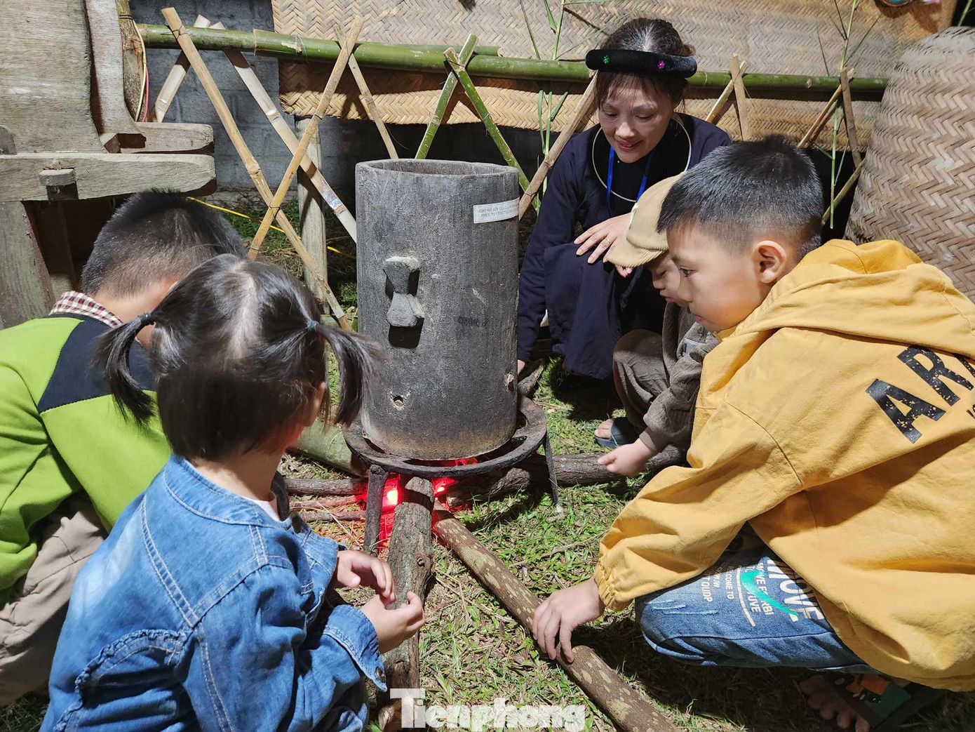 Du khách được trải nghiệm mô hình bếp xưa. Ảnh: Duy Chiến