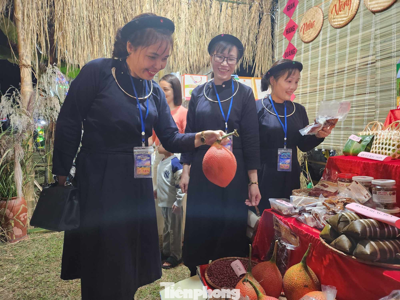 Người Tày, Nùng xứ Lạng tự hào với sản vật ở địa phương. Ảnh: Duy Chiến