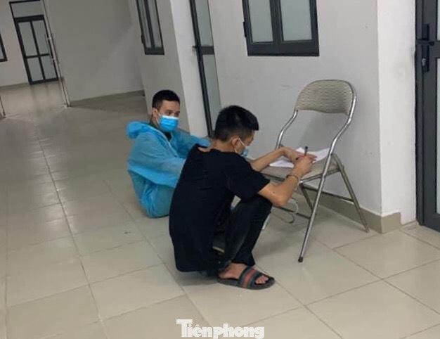 Sau khi tìm thấy đối tượng Thương, lực lượng chức năng lập tức đưa đi cách ly và tiến hành lấy lời khai lịch trình di chuyển để khoanh vùng, truy vết. Ảnh: TL