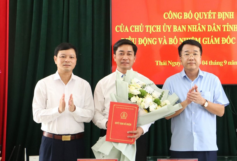 Ông Đoàn Quang Duy (giữa) nhận quyết định, hoa chúc mừng của lãnh đạo tỉnh Thái Nguyên.