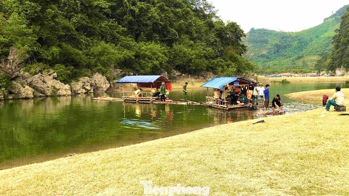 Nơi nam sinh đuối nước có độ sâu khoảng 9m, có ghềnh đá nên công tác cứu nạn gặp nhiều khó khăn. Ảnh: Duy Chiến