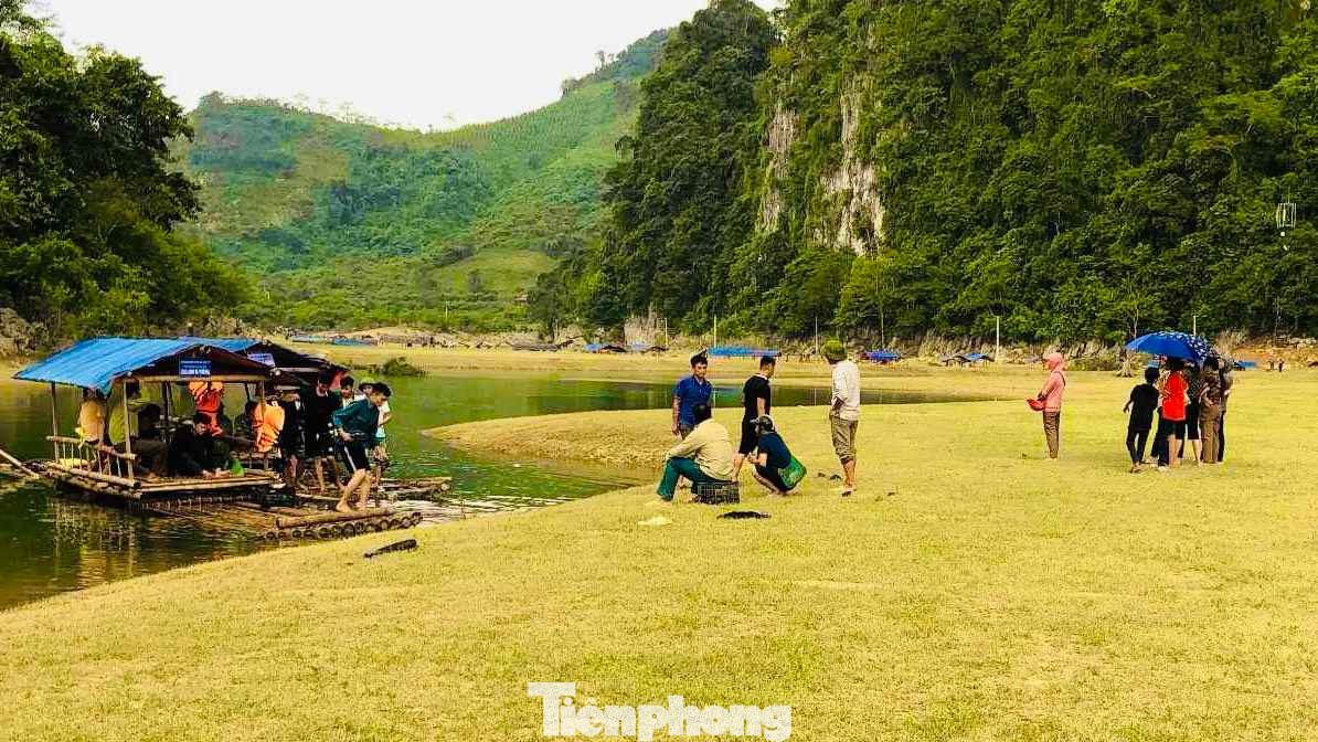 Lực lượng chức năng nỗ lực tìm kiếm nạn nhân. Ảnh: Duy Chiến