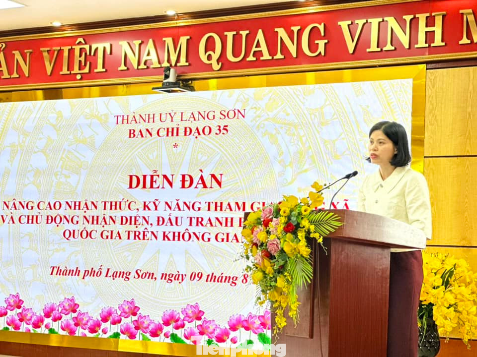 Trưởng ban Tuyên giáo Thành ủy Lạng Sơn Hoàng Minh Thảo phát biểu ý kiến tại Diễn đàn. Trưởng ban Tuyên giáo Thành ủy Lạng Sơn Hoàng Minh Thảo phát biểu ý kiến tại Diễn đàn.