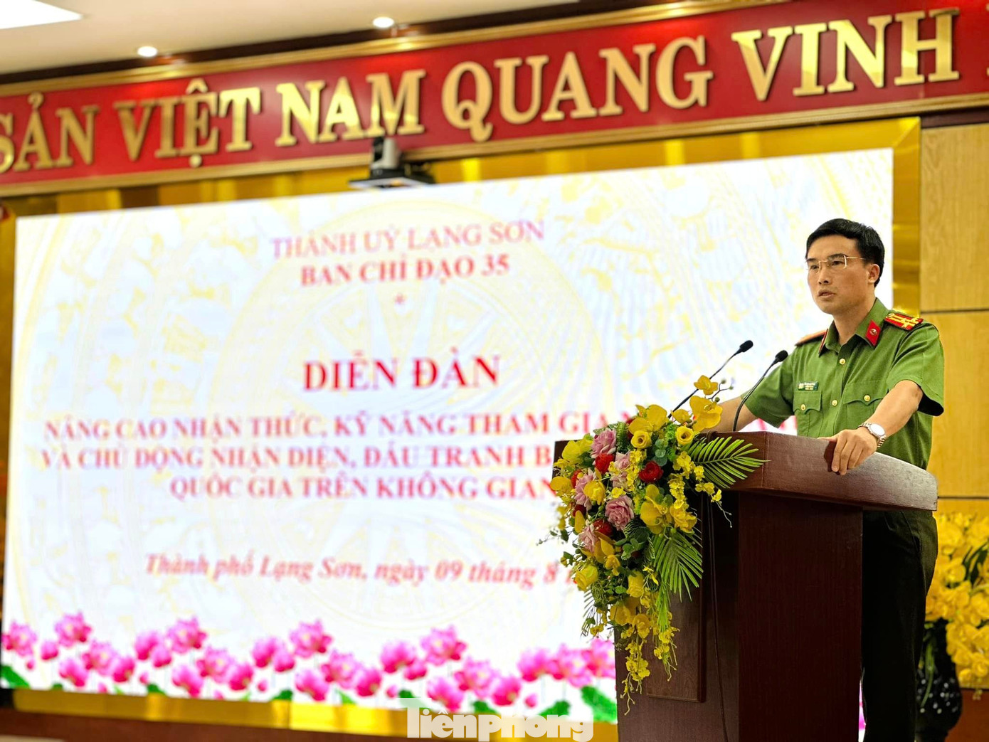 Các chuyên gia- báo cáo viên của Công an tỉnh và Bộ Chỉ huy Quân sự tỉnh Lạng Sơn trình bày các chuyên đề tuyên truyền. Các chuyên gia- báo cáo viên của Công an tỉnh và Bộ Chỉ huy Quân sự tỉnh Lạng Sơn trình bày các chuyên đề tuyên truyền.