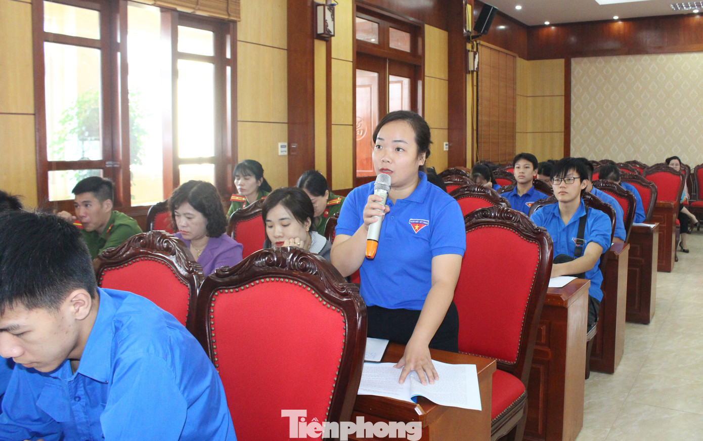 Các đoàn viên, thanh niên tham dự diễn đàn, bày tỏ ý kiến, trao đổi những vấn đề giới trẻ quan tâm. Ảnh: Duy Chiến Các đoàn viên, thanh niên tham dự diễn đàn, bày tỏ ý kiến, trao đổi những vấn đề giới trẻ quan tâm. Ảnh: Duy Chiến