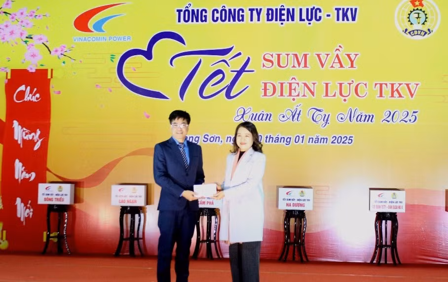 Lãnh đạo Liên đoàn Lao động tỉnh Lạng Sơn (bên phải) trao gửi hỗ trợ tết cho cán bộ, công nhân Nhiệt điện Na Dương.