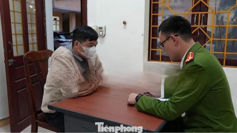 Đối tượng Hoàng Nông Trọng (bìa trái) khai nhận hành vi tại cơ quan công an -Ảnh: TL Đối tượng Hoàng Nông Trọng (bìa trái) khai nhận hành vi tại cơ quan công an -Ảnh: TL