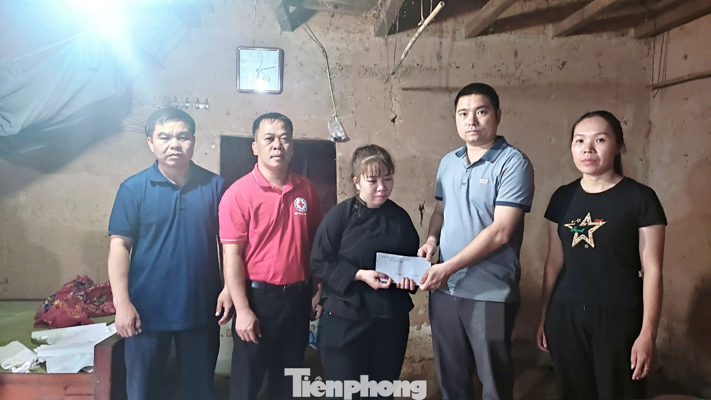 Trao quà hỗ trợ gia đình ông Lâm Văn Huấn. Ảnh: T.H