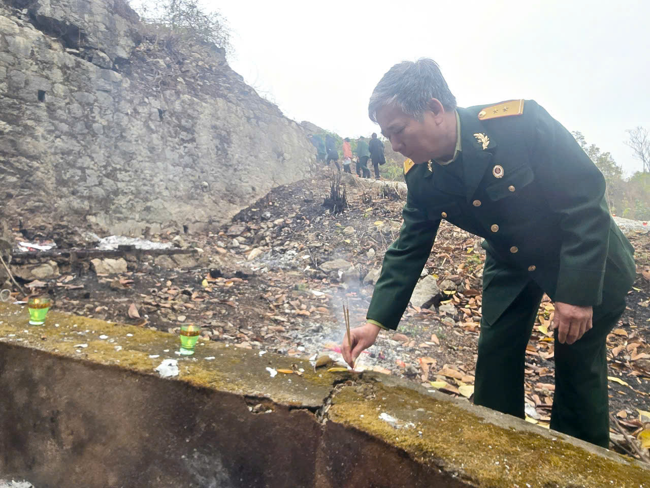 Người lính già rưng rưng thắp tâm nhang tưởng nhớ đồng đội còn nằm nghỉ nơi hầm sâu pháo đài... (Ảnh: Duy Chiến)