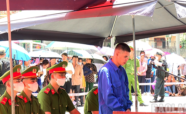 Bị cáo Nguyễn Văn Đàm ra tòa lĩnh án. Ảnh: BLS