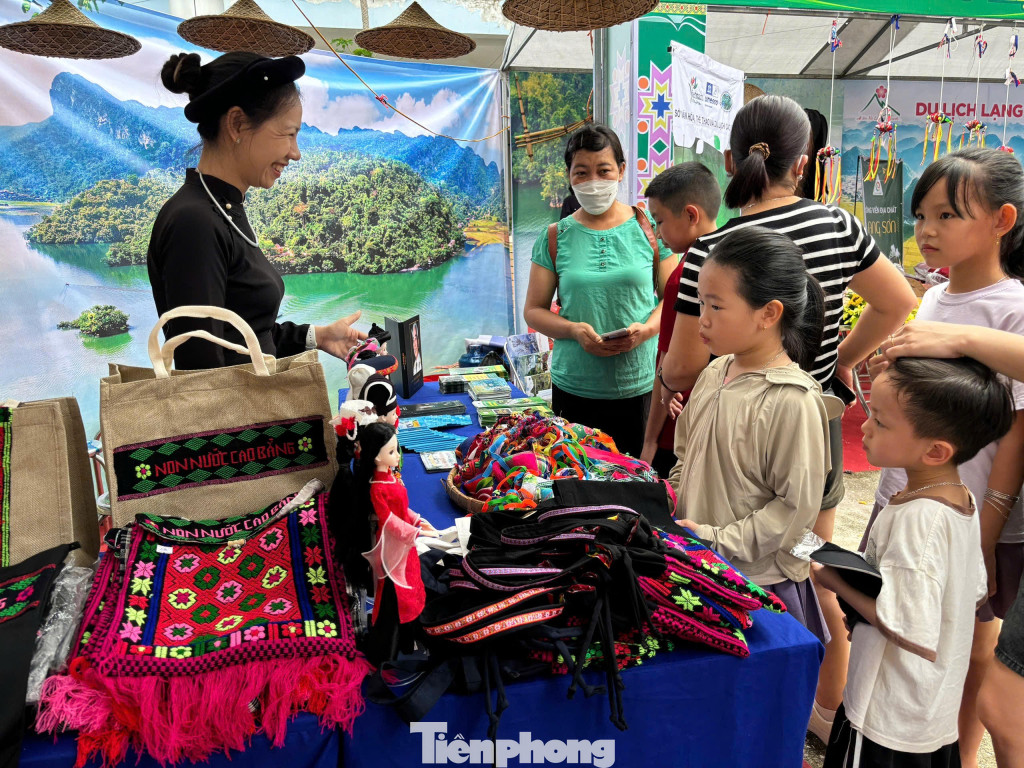 Gian trưng bày của tỉnh Cao Bằng thu hút sự chú ý của du khách.