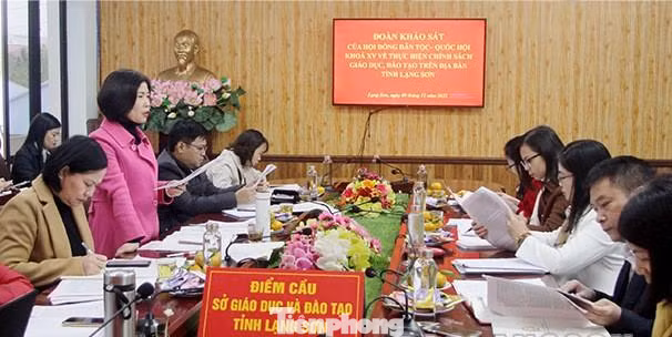 Đại diện lãnh đạo ngành Giáo dục- Đào tạo báo cáo với đoàn công tác Hội đồng Dân tộc của Quốc hội -Ảnh: TL
