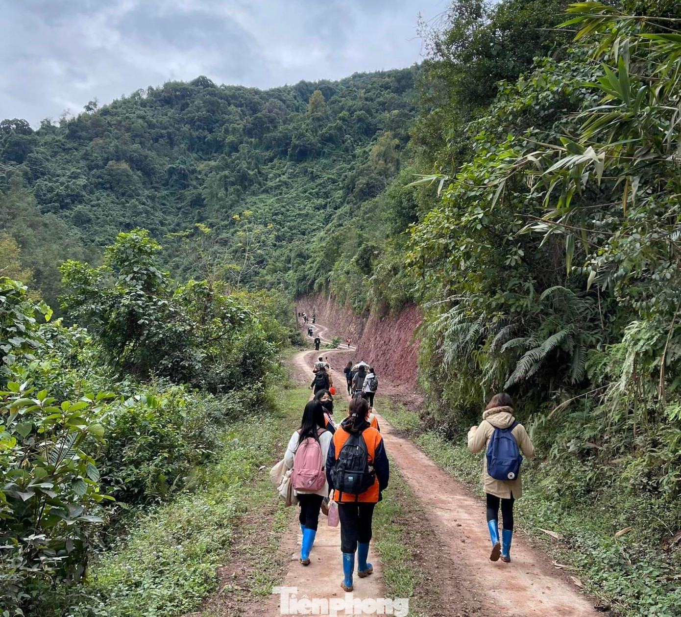 Ở những nơi vùng cao, vùng xa ở Lạng Sơn, việc đi lại từ nhà đến trường còn gặp nhiều khó khăn. Ảnh: Duy Chiến Ở những nơi vùng cao, vùng xa ở Lạng Sơn, việc đi lại từ nhà đến trường còn gặp nhiều khó khăn. Ảnh: Duy Chiến