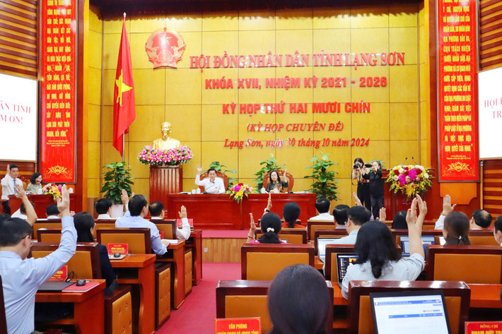 HĐND tỉnh Lạng Sơn biểu quyết thông qua 5 nghị quyết quan trọng về đất đai và ngân sách. HĐND tỉnh Lạng Sơn biểu quyết thông qua 5 nghị quyết quan trọng về đất đai và ngân sách.