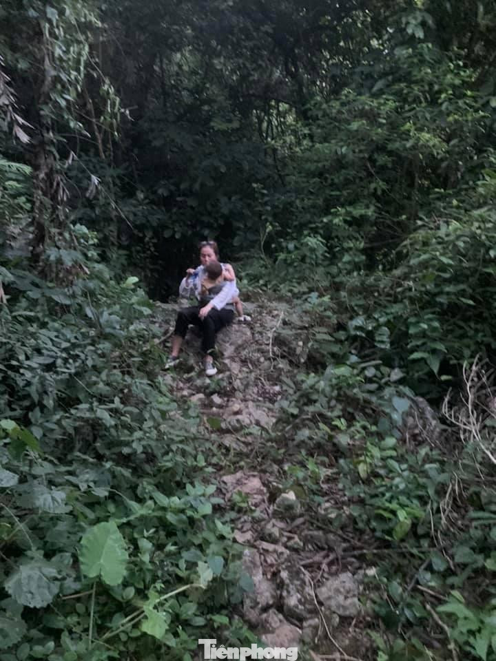 Vừa bồng con, vừa dò đường vượt biên giới, người phụ nữ bị lực lượng Biên phòng ngăn chặn khi vào lãnh thổ Việt Nam. - Ảnh: TL