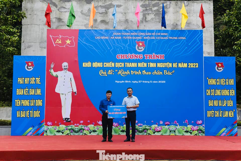 Đại diện Trường Trung cấp nghề Cao Bằng hỗ trợ thanh niên 500 cây mận giống.