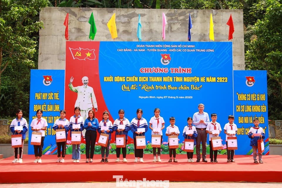 Tặng quà cho thiếu nhi có hoàn cảnh khó khăn trên địa bàn tỉnh Cao Bằng.