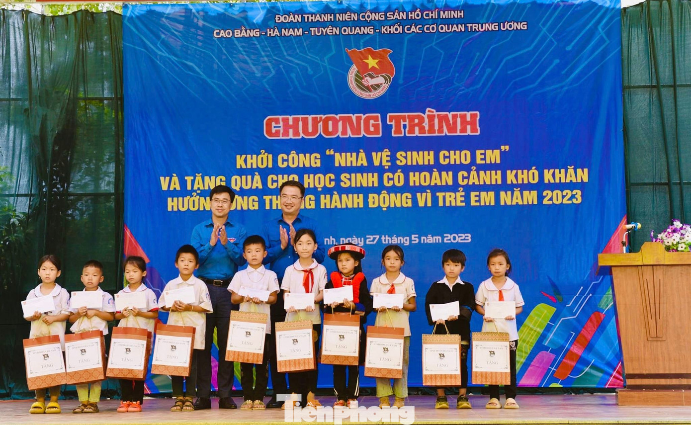 Nhiều phần quà có ý nghĩa cho thiếu niên, nhi đồng trên quê hương cách mạng Cao Bằng.