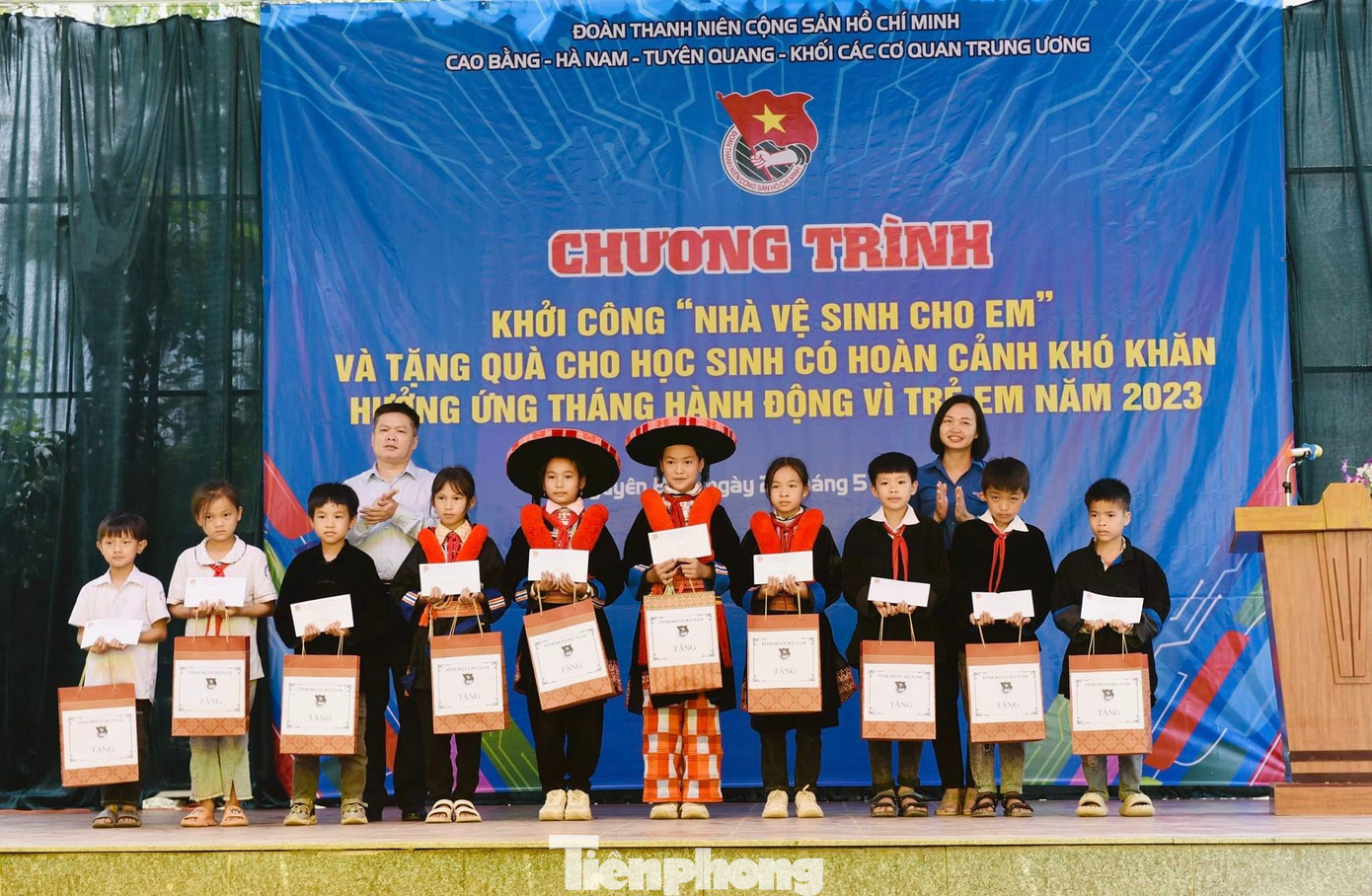 Thiếu nhi các dân tộc tỉnh Cao Bằng nhận quà của Ban tổ chức.