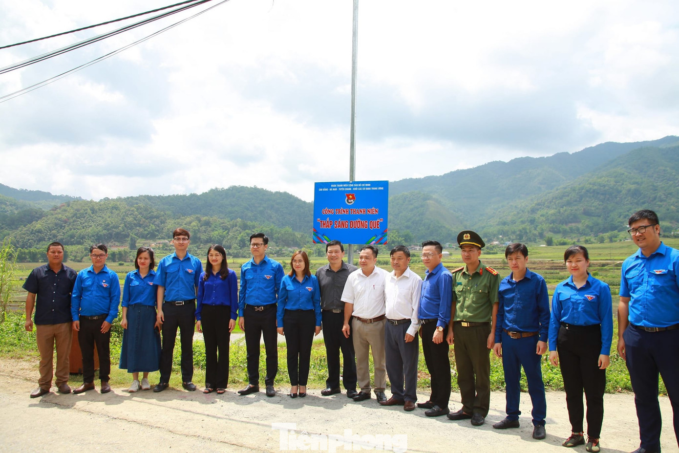 Khánh thành công trình thắp sáng đường quê.