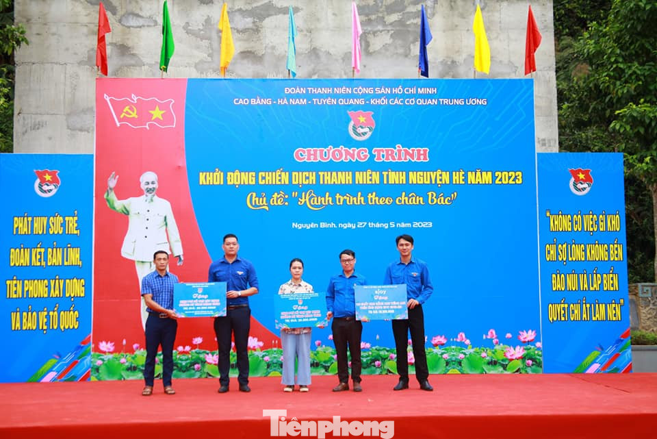 Trao tặng 100 suất học bổng tiếng Anh, kinh phí xây dựng đường bê tông nông thôn trên địa bàn tỉnh Cao Bằng.