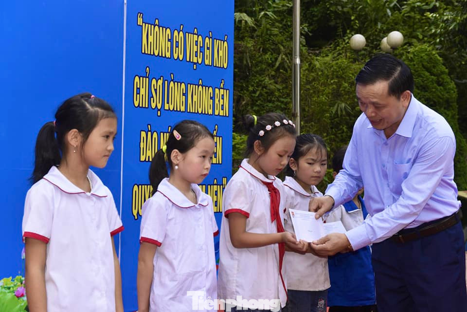 Lãnh đạo tỉnh Cao Bằng tặng quà cho học sinh nghèo, vươn lên trong học tập.