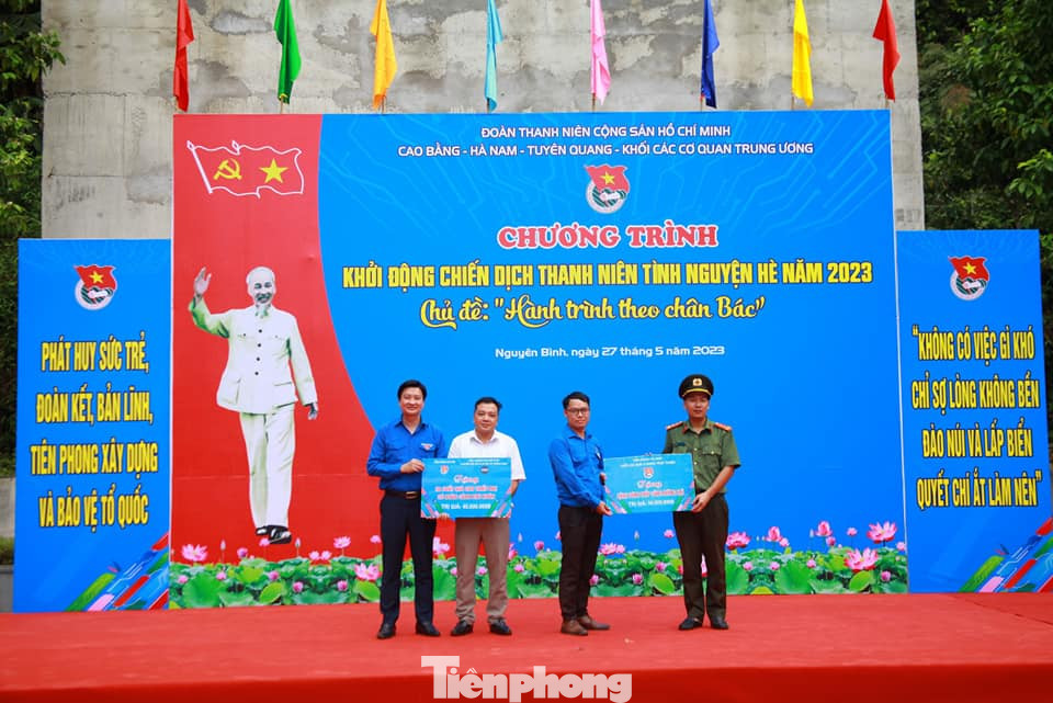 Đại diện Đoàn thanh niên các tỉnh tặng quà, hỗ trợ thanh niên, người dân xây dựng nông thôn mới.