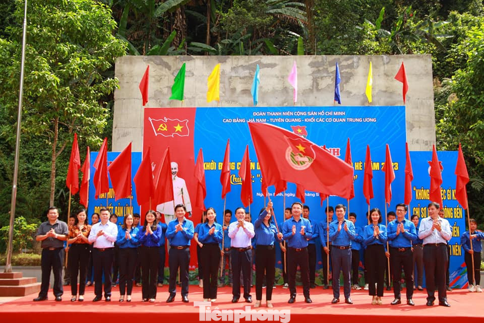 Nhận cờ lệnh ra quân thực hiện tình nguyện hè 2023. Ảnh: CB