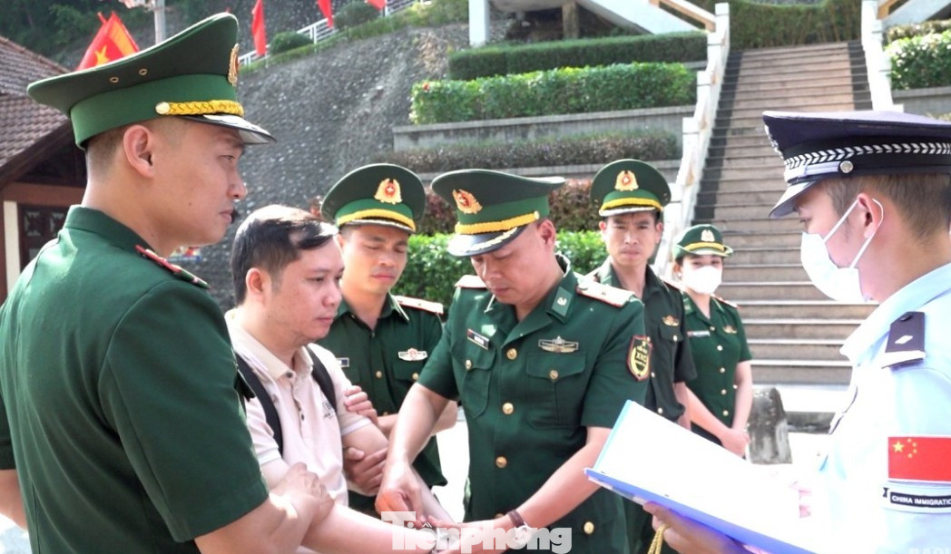 Quang cảnh bàn giao đối tượng truy nã cho cơ quan chức năng Trung Quốc tại cửa khẩu Quốc tế Hữu Nghị.
