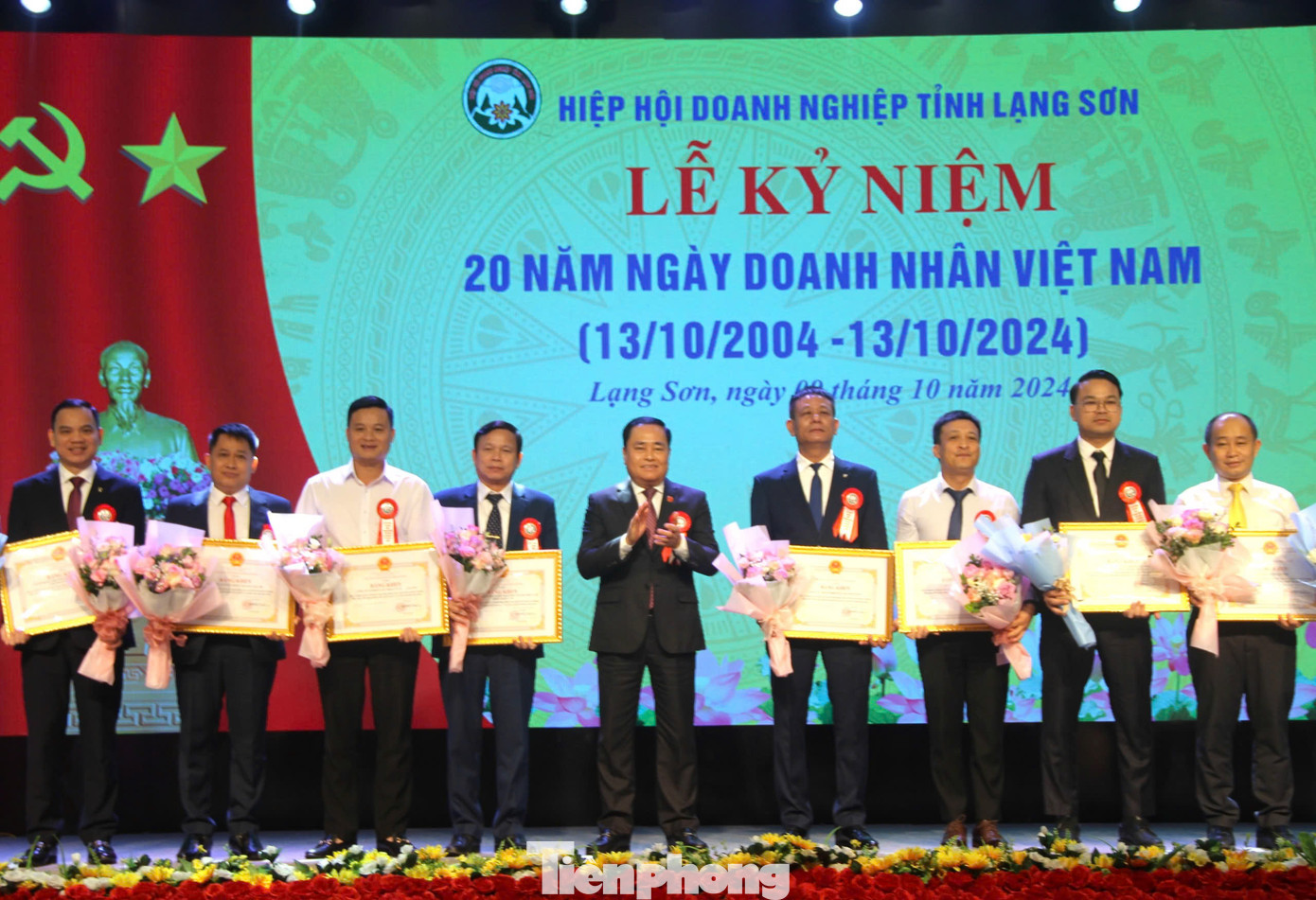 Các tập thể, cá nhân xuất sắc được tôn vinh, khen thưởng. Các tập thể, cá nhân xuất sắc được tôn vinh, khen thưởng.