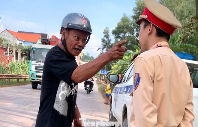 Đối tượng Phạm văn Từng (bìa trái) hành hung CSGT Lạng Sơn.