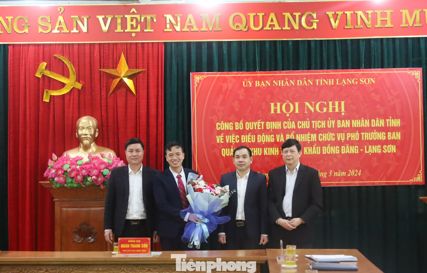 Tập thể Ban quản lý Khu KTCK Đồng Đăng- Lạng Sơn tặng hoa mừng vui chúc mừng tân Phó Trưởng ban.