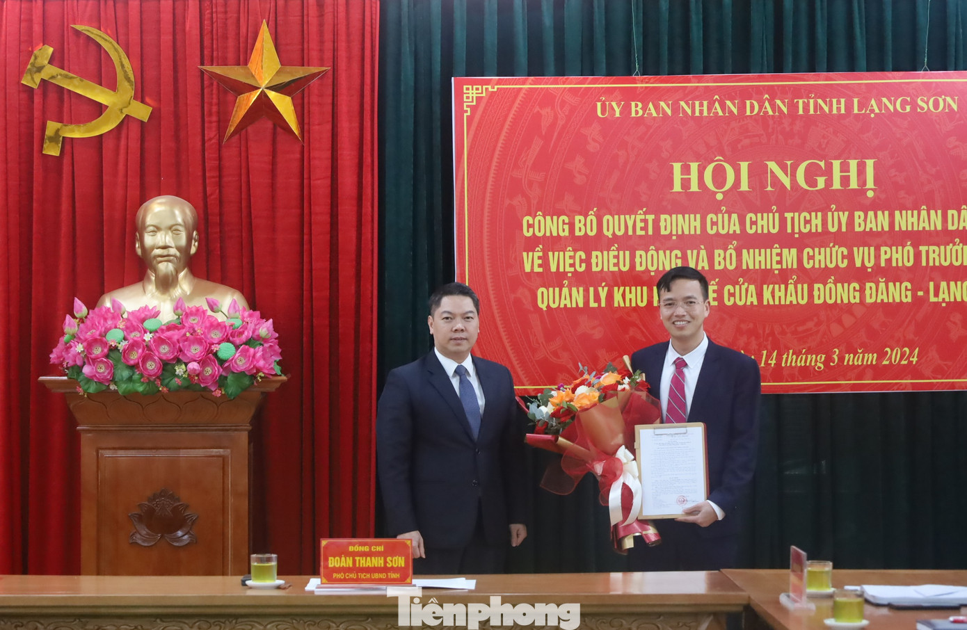 Ông Vũ Quang Khánh (bìa phải) nhận quyết định, hoa chúc mừng của lãnh đạo UBND tỉnh Lạng Sơn. Ảnh: Duy Chiến