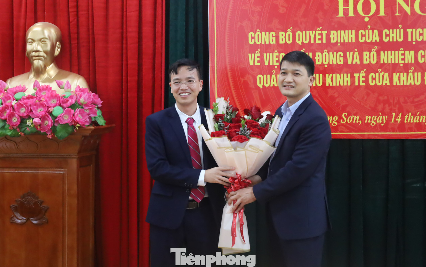 Ông Vũ Quang Khánh (bìa trái) nhận hoa chúc mừng của lãnh đạo văn phòng UBND tỉnh Lạng Sơn. Ảnh: Duy Chiến