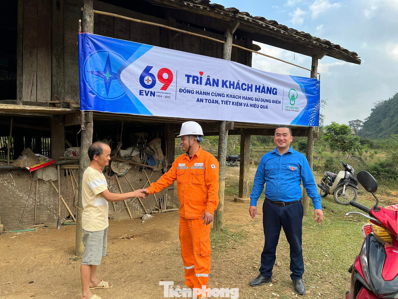 Lực lượng đoàn viên lắp điện cho dân vui xuân, đón tết. Ảnh: Duy Chiến Lực lượng đoàn viên lắp điện cho dân vui xuân, đón tết. Ảnh: Duy Chiến