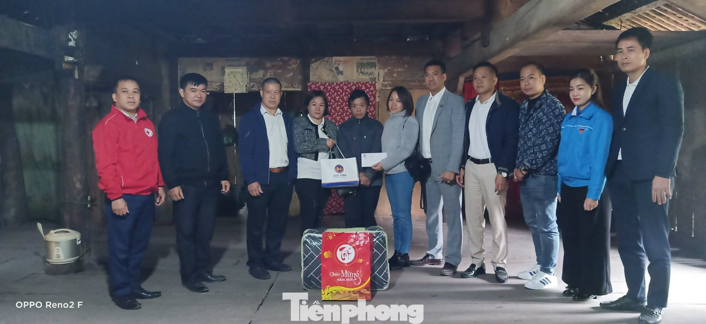 Huyện đoàn Chi Lăng và các nhà hảo tâm tặng quà cho các hộ nghèo ở Bằng Hữu. Ảnh: Duy Chiến Huyện đoàn Chi Lăng và các nhà hảo tâm tặng quà cho các hộ nghèo ở Bằng Hữu. Ảnh: Duy Chiến