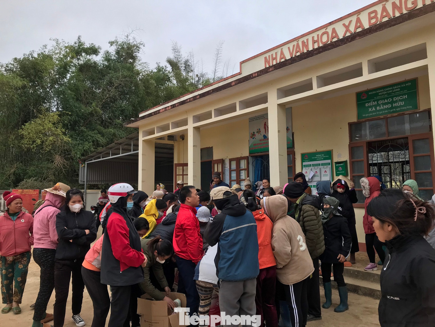 Người dân Bằng Hữu háo hức tham gia "gian hàng 0 đồng". Ảnh: Duy Chiến Người dân Bằng Hữu háo hức tham gia "gian hàng 0 đồng". Ảnh: Duy Chiến