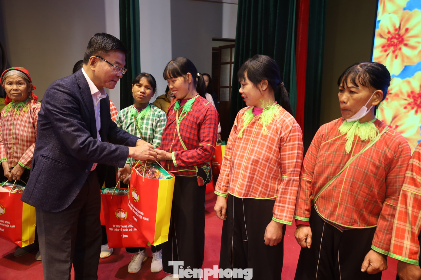 Phó Thủ tướng Lê Thành Long trao quà Tết cho các hộ nghèo và người lao động Lạng Sơn. Ảnh: Duy Chiến