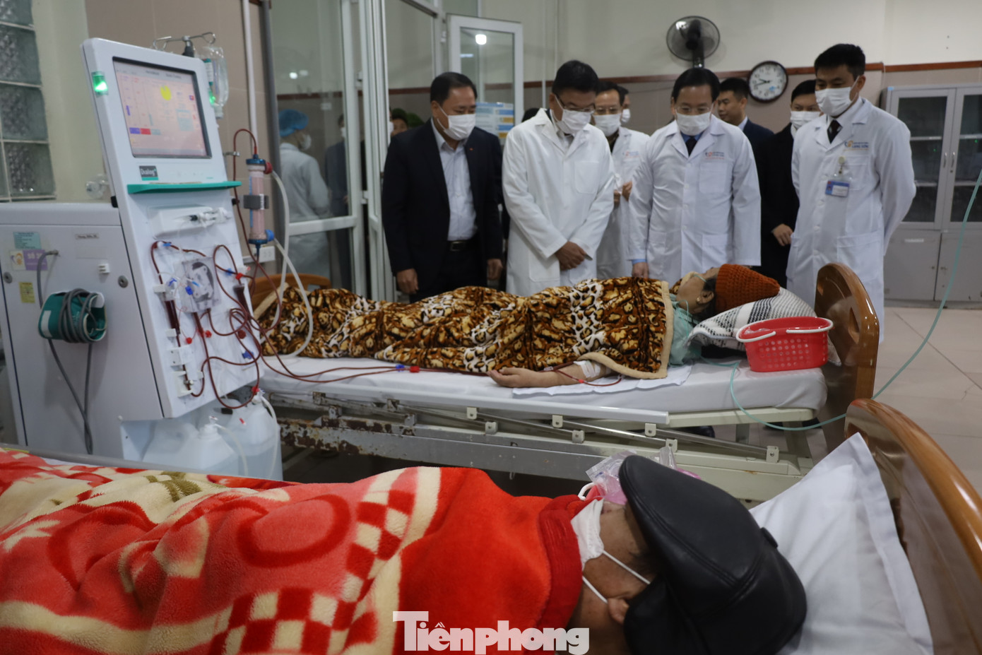 Phó Thủ tướng thăm hỏi các bệnh nhân nặng đang điều trị tại bệnh viện đa khoa Lạng Sơn. Ảnh: Duy Chiến