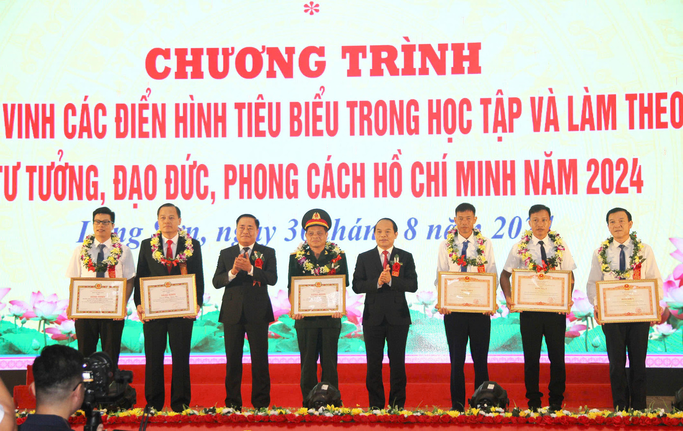 Nhiều tập thể, cá nhân điển hình tiên tiến được tôn vinh, khen thưởng. Ảnh: Duy Chiến