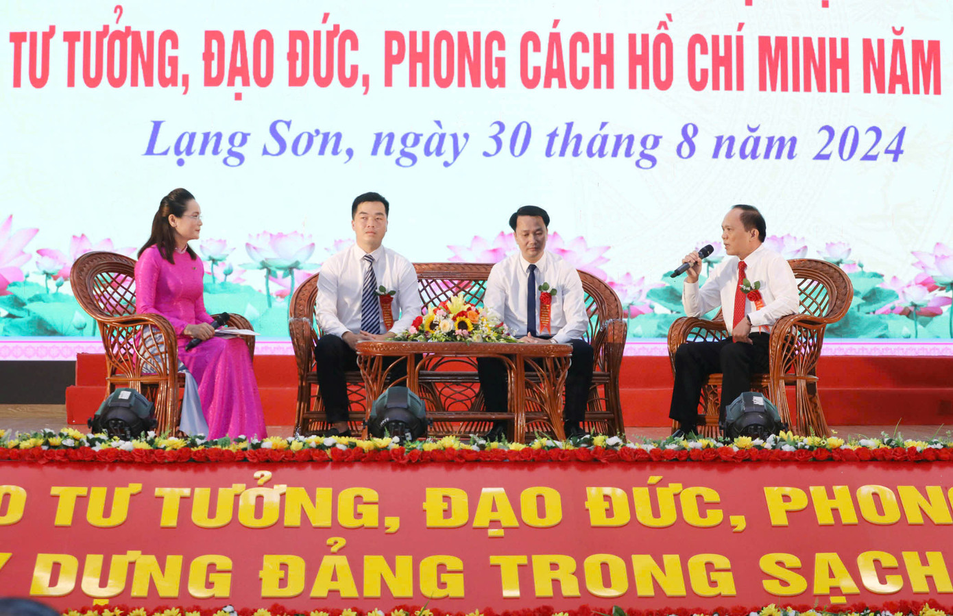 Giao lưu, trao đổi những cách làm hay, mô hình điển hình tiên tiến. Ảnh: Duy Chiến