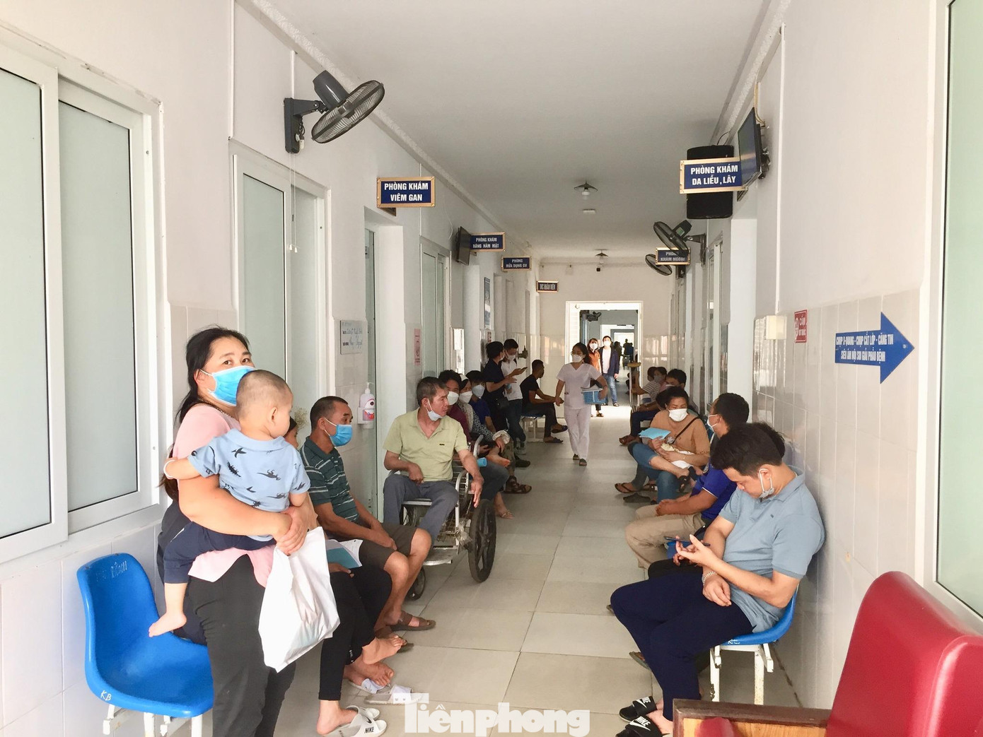 Nhiều bệnh nhân là trẻ nhỏ và người già nhập viện -Ảnh: CB