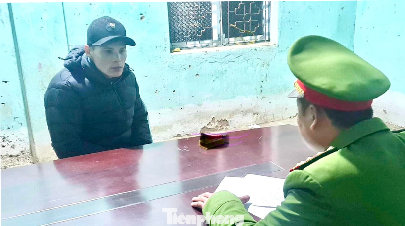 Đối tượng Vi Long Tứ (bìa trái) khai nhận hành vi tại cơ quan công an. Đối tượng Vi Long Tứ (bìa trái) khai nhận hành vi tại cơ quan công an.