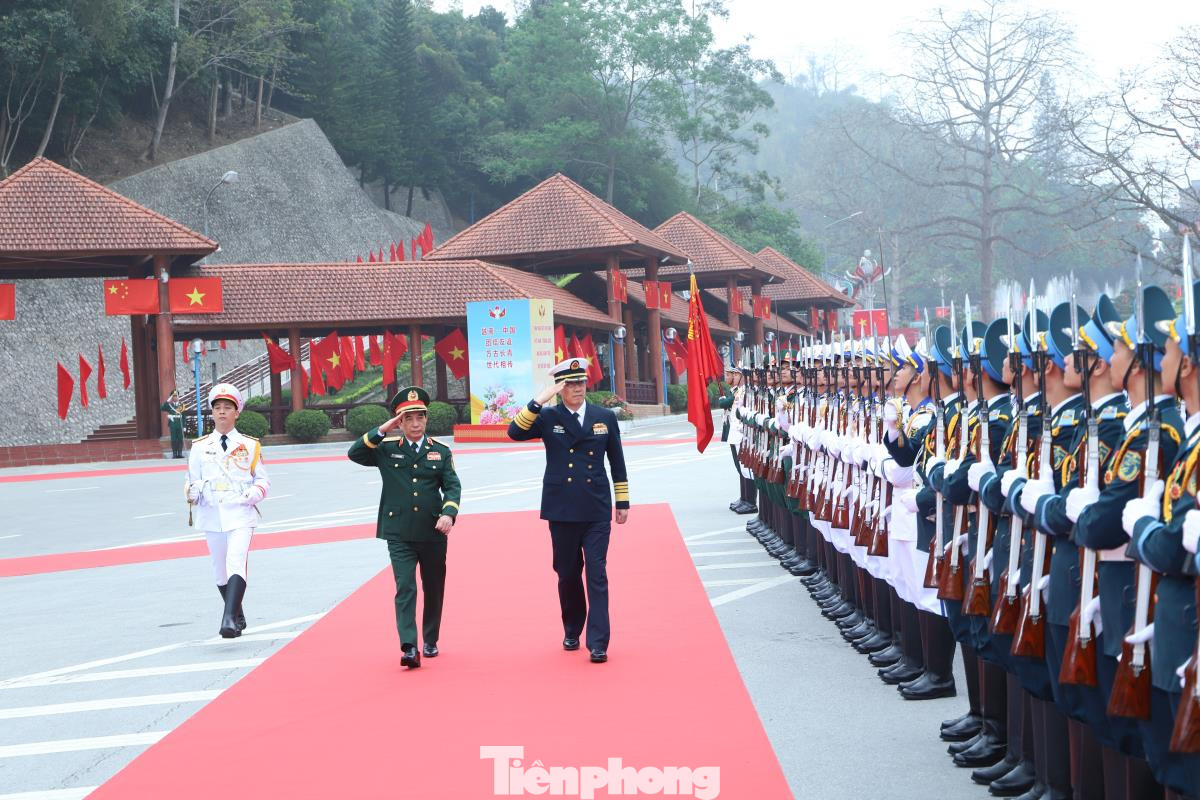 Bộ trưởng Quốc phòng Việt Nam và Bộ trưởng Quốc phòng Trung Quốc duyệt đội quân danh dự Quân đội Nhân dân Việt Nam.