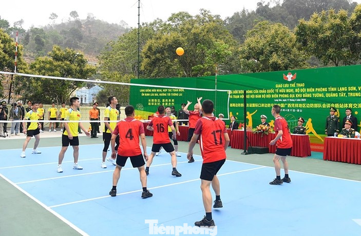 Hai Bộ trưởng thăm cán bộ, chiến sỹ Đồn Biên phòng cửa khẩu quốc tế Hữu Nghị (huyện Cao Lộc), thăm phòng truyền thống đơn vị, tặng quà và xem trận giao hữu bóng chuyền hơi giữa Đồn Biên phòng Cửa khẩu quốc tế Hữu Nghị và Trạm Hội ngộ hội đàm Bộ đội Biên phòng địa khu Bằng Tường.