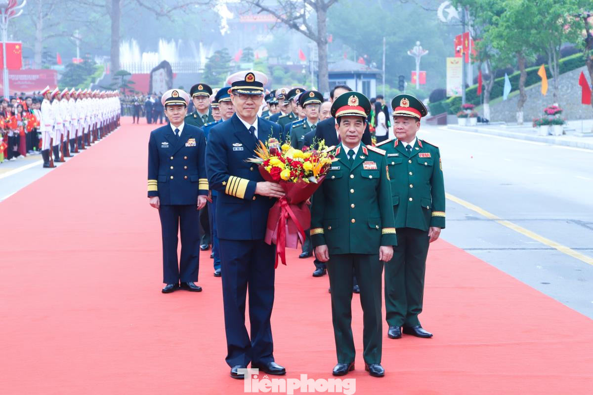 Khoảng 8 giờ sáng 17/4, tại cửa khẩu quốc tế Hữu Nghị, Đại tướng Phan Văn Giang, Ủy viên Bộ Chính trị, Phó Bí thư Quân ủy Trung ương, Bộ trưởng Bộ Quốc phòng Việt Nam, chủ trì lễ đón, chào mừng đoàn đại biểu Bộ Quốc phòng Trung Quốc do Thượng tướng Đổng Quân - Bộ trưởng Bộ Quốc phòng Trung Quốc, dẫn đầu, sang Việt Nam tham dự các hoạt động trong Chương trình Giao lưu Hữu nghị Quốc phòng biên giới Việt Nam - Trung Quốc lần thứ 9.